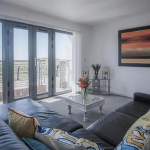 seafront-2-bedroom-apartment-in-swansea-marina-sa1.cardiffhotelswales.com/